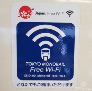 Logo Free Wifi in dem Tokyo Monorail.