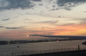 Landung im Flughafen Haneda bei Sonnenuntergang