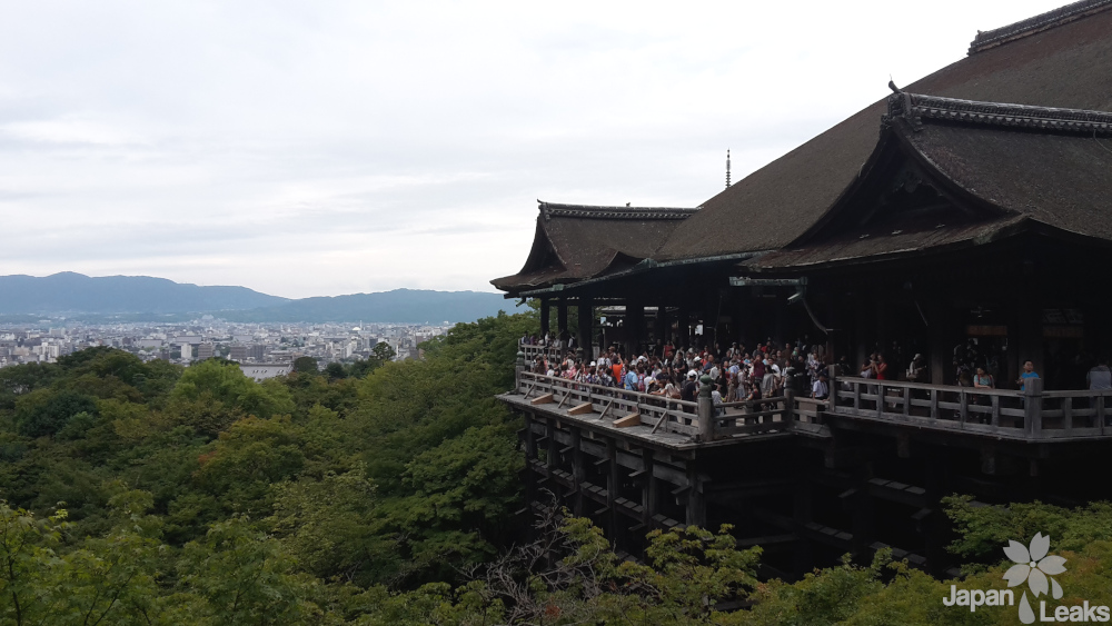 Blick auf die Holzterasse des Kiyomizu Tempels.