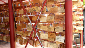 Ein Foto Gebetstafeln, die am Kanda Schrein in Akihabara aufgehangen wurden.