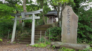 Foto einer kleinen shintoistischen Gebetsstätte mit Tori auf dem Takao Berg in Tokyo.