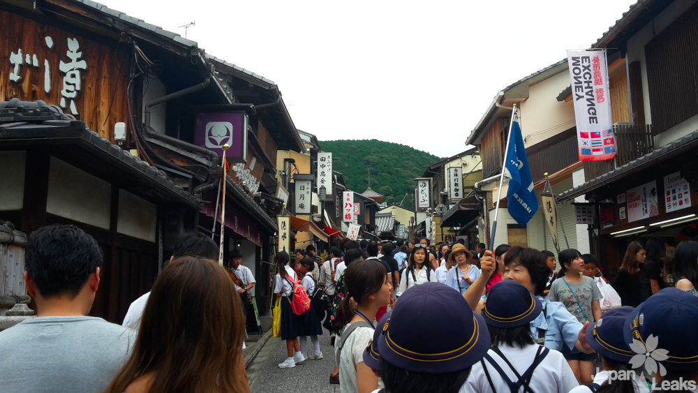 Foto der belebten Einkaufsstraße am Kiyomizu Tempel.