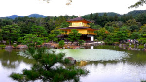 Der Goldene Tempel Kinkaku ist eine der bedeutensten Sehenswürdigkeiten Japans.