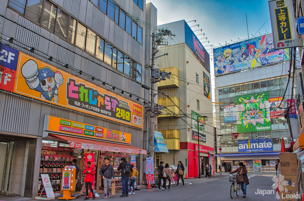Foto einiger Animeläden in Denden-Town in Osaka.