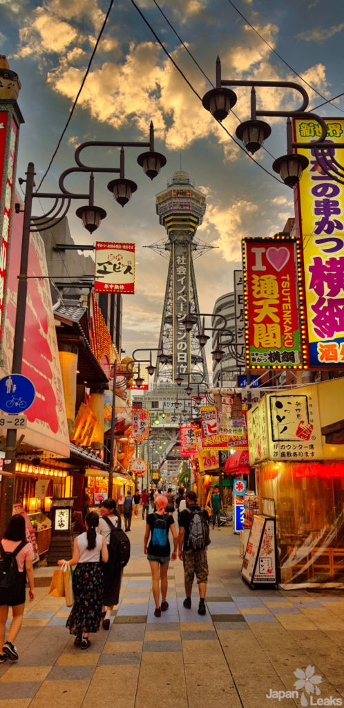 Foto des Tsutenkaku Turms in Osaka.