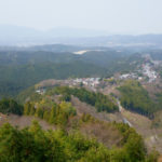 Aussicht auf die kleine Siedlung in Yoshinoyama vom Hanayagura Aussichtspunkt.