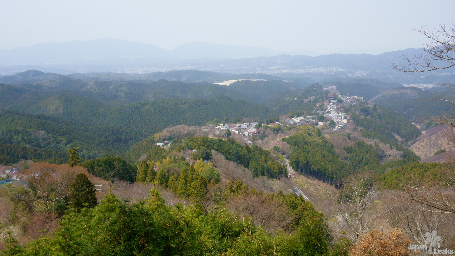 Aussicht auf die kleine Siedlung in Yoshinoyama vom Hanayagura Aussichtspunkt.