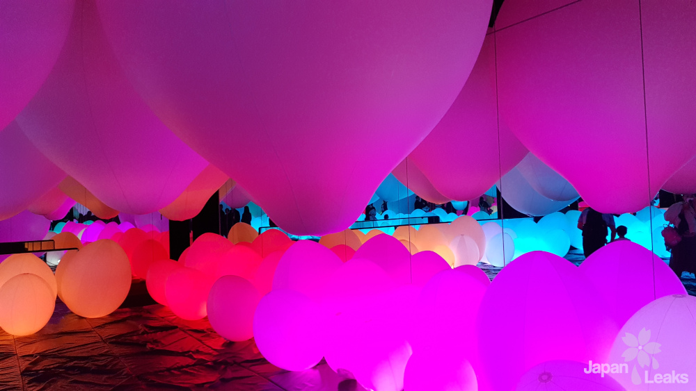 Große, bunte Ballons im digitalen Kunstmuseum.