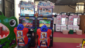 Game Arcade Center von Innen mit Sicht auf Mario Kart Konsolen.