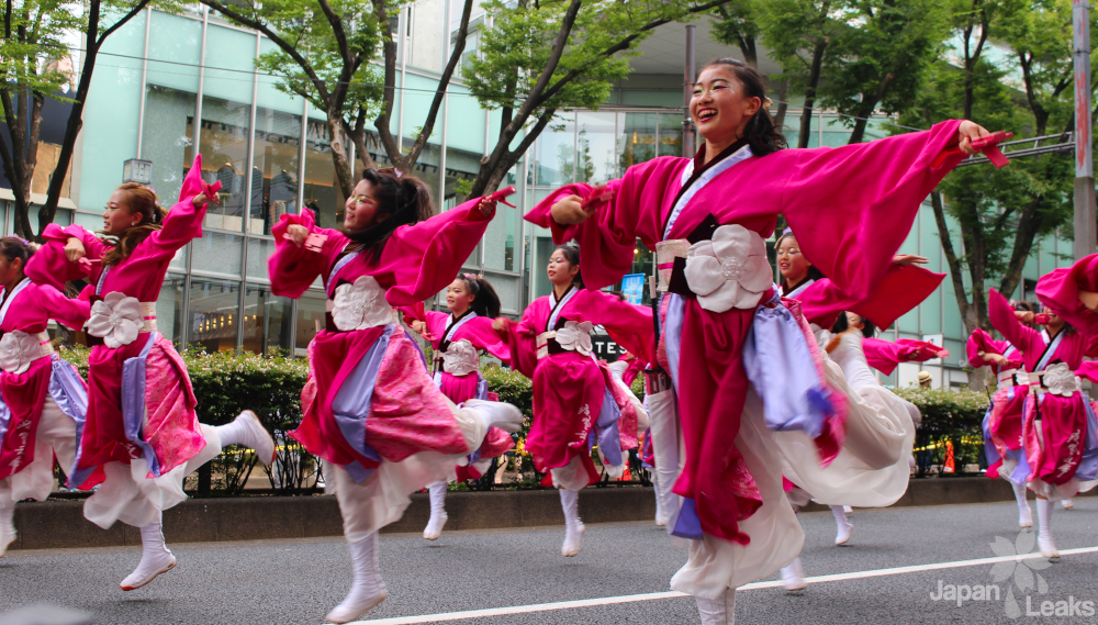 Foto einer Tanzgruppe beim Super Yosakoi Fest in Harajuku