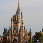 Foto des Disneyschlosses im Zentrum vom Disneyland Tokyo.