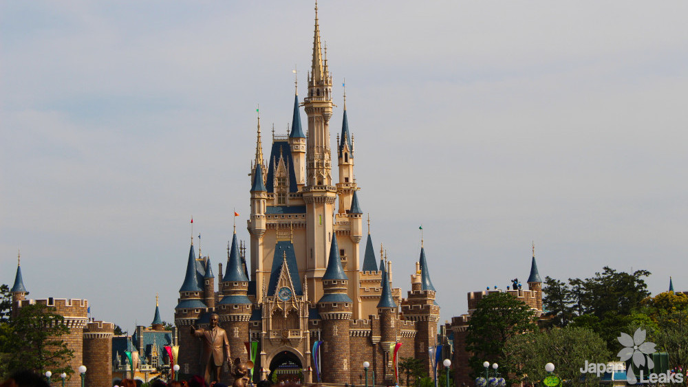 Foto des Disneyschlosses im Zentrum vom Disneyland Tokyo.