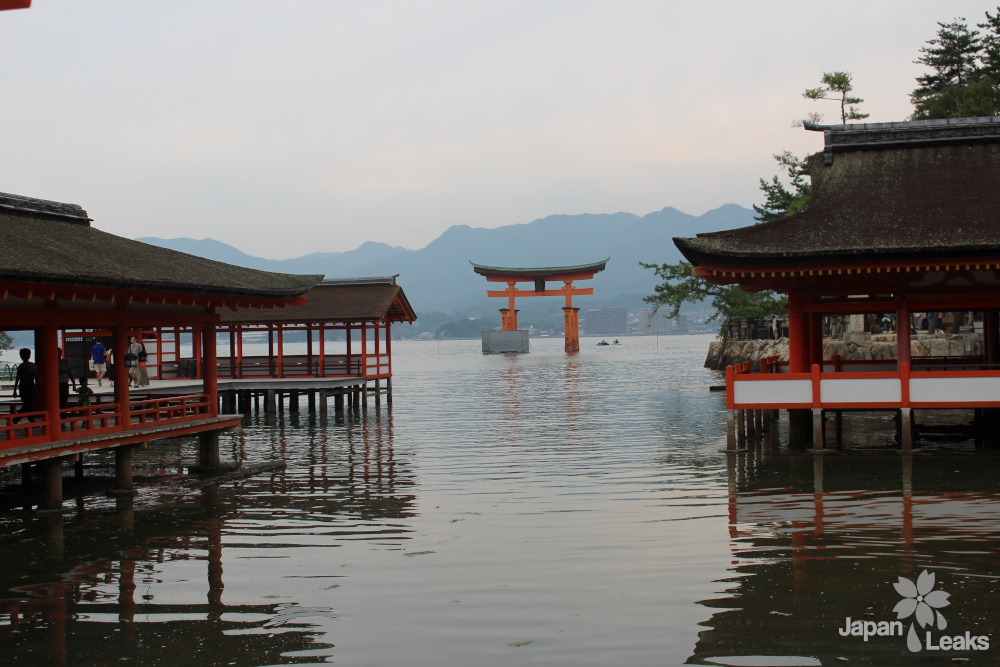 Das Torii im Wasser vom Itsukushima-Schrein