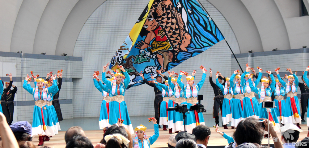 Foto von Tänzen beim Super Yosakoi Fest in Tokyos Harajuku Bereich.
