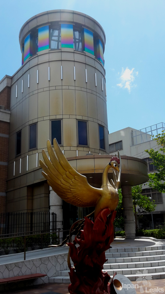 Foto des Phönix vor dem Eingang des Ozamu Tezuka Museums.