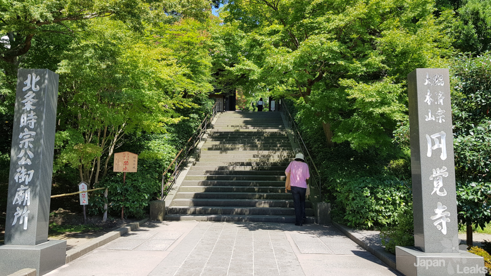 Treppen vor dem Eingang des Engaku-ji Tempels