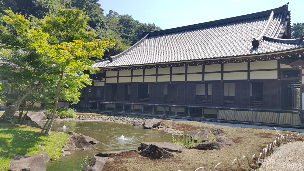 Kleiner Teich an einem Tempelgebäude