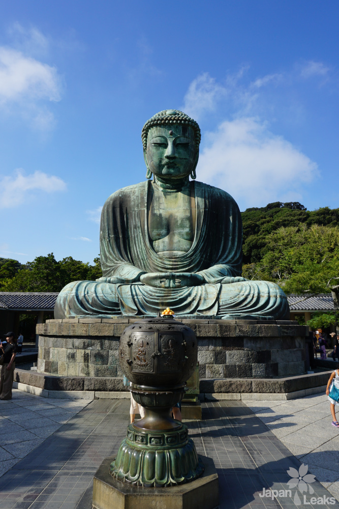 Bronzene Buddhastatue im Freien