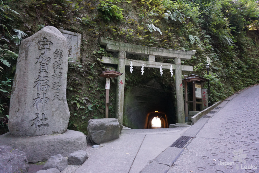 Kleiner und Kurzer Tunnel als Eingang zum Schrein