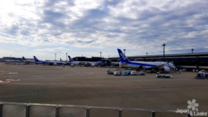 Blick aus dem Fenster am Flughafen mit Sicht auf einige Flugzeuge.