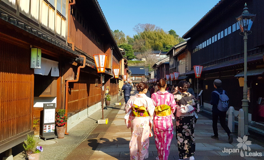 Foto as Higashi Chaya mit einigen Frauen im Yukata.