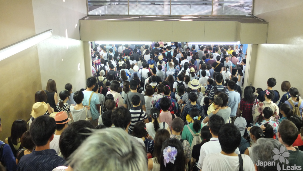 Eine große Menschenmenge am Bahnhof