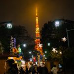 Blick auf den Tokyo Tower vom Tokyo Weihnachtsmarkt