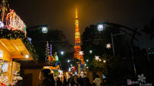 Blick auf den Tokyo Tower vom Tokyo Weihnachtsmarkt