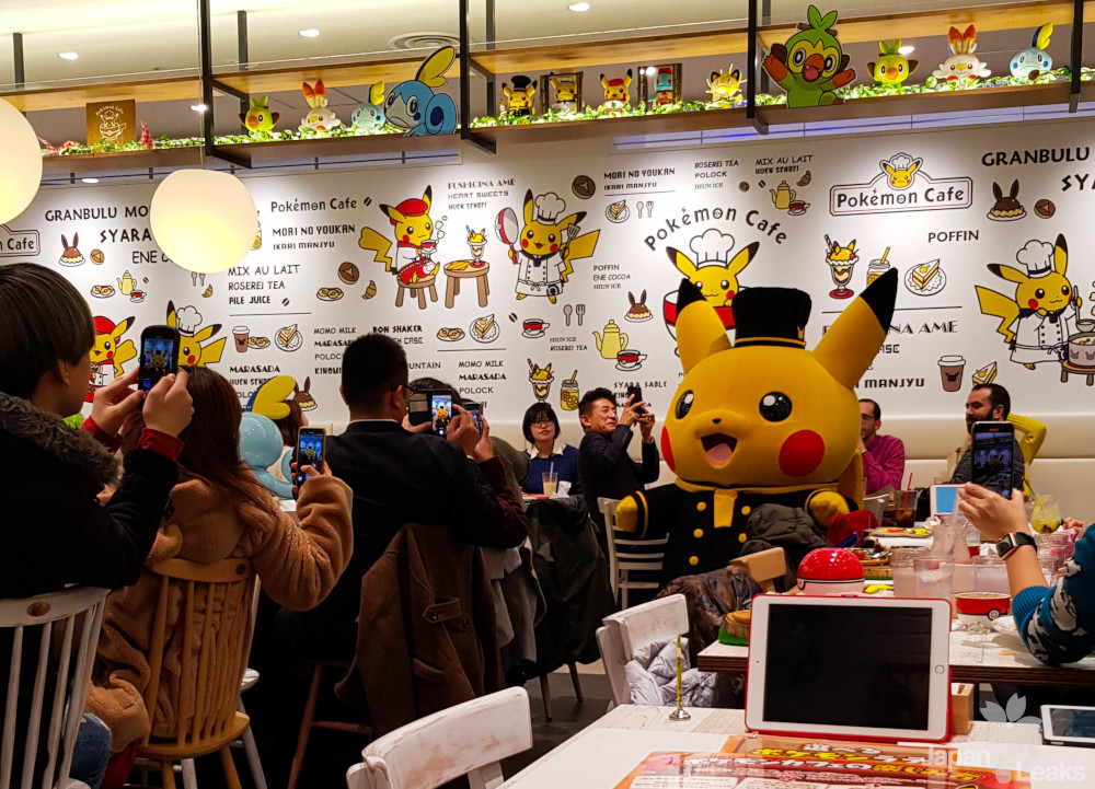 Pikachu besucht das Pokemon Cafe in Osaka.