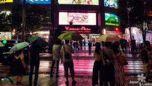 Foto von Yodobashi Camera bei Regen.