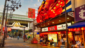 Foto eines Restaurants in Shinsekai mit einem Shinsekai Schild im Hintergrund
