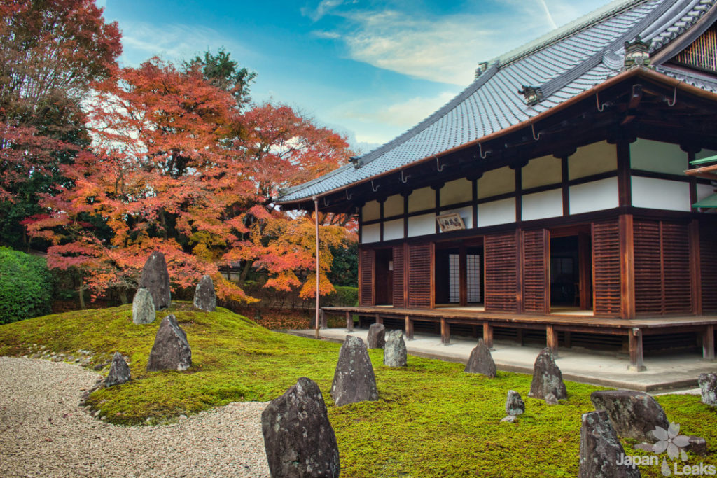 Garten und Gebäude des Komyoin in Kyoto