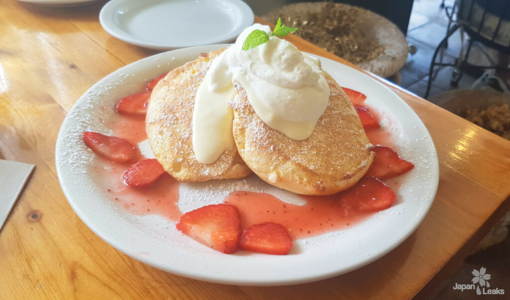Foto von Souffle-Pancakes mit Erdbeeren und Sahne