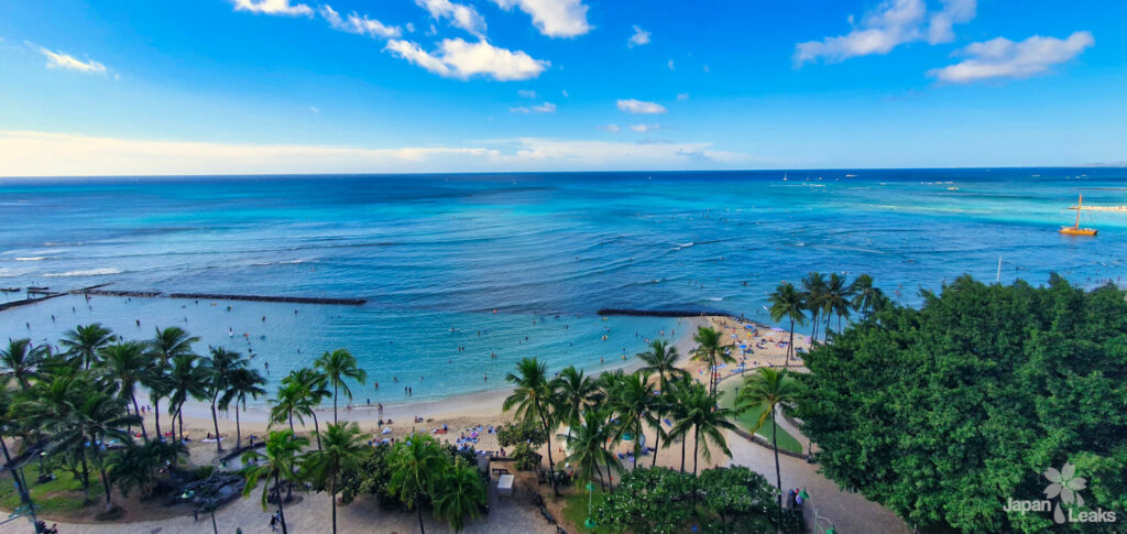 Blick auf den Waikiki-Strand von einem Hotelbalkon.